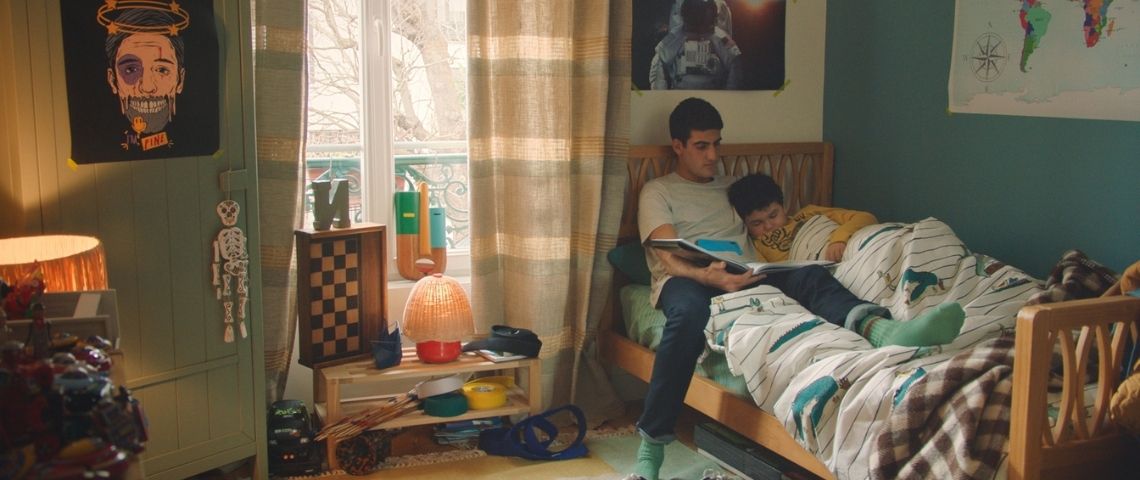Après le succès populaire de « Lou », qui racontait avec justesse le quotidien d’une famille recomposée, La Redoute explore les liens universels de la fratrie avec « Deux frères », son nouveau film de marque signé FRED & FARID Paris. Deux frères sur un lit, le grand racontant une histoire au plus petit