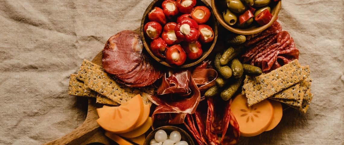 Carrefour poursuit la suppression des substances controversées dans ses produits à marque propre et lance une nouvelle gamme OUI AU BON ! Plateau de charcuterie