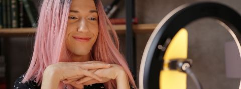 Nouveau job : Chief TikTok Officer Une femme avec des cheveux roses devant une ring light TikTok