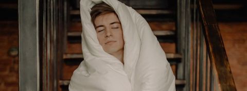 La civilisation du cocon de Vincent Cocquebert Un homme enroulé dans sa couette