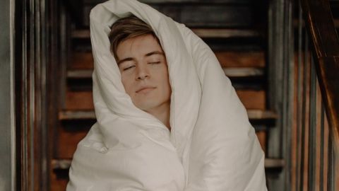 Un homme enroulé dans sa couette