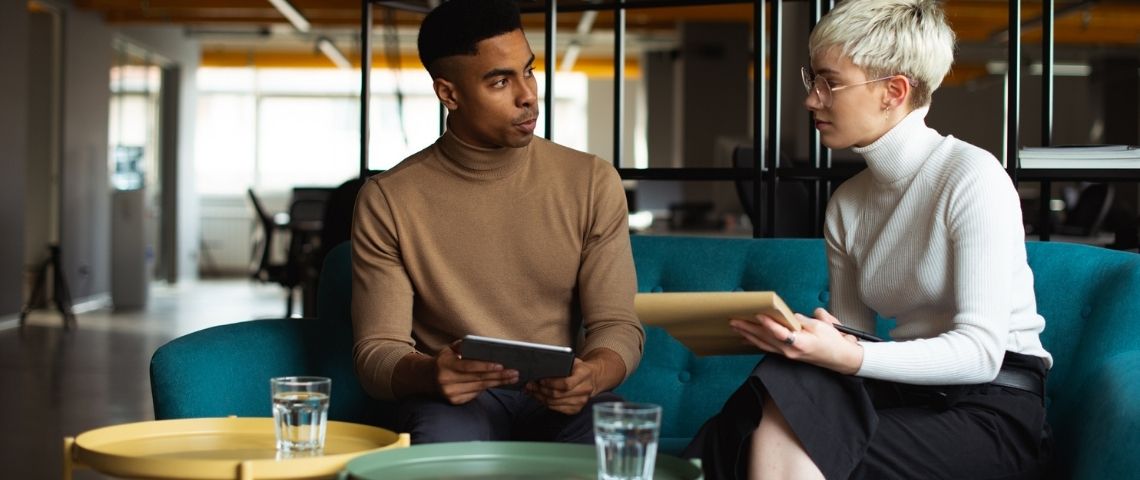 Comment améliorer l'expérience collaborateur en entreprise ? Deux collaborateurs en train d'échanger