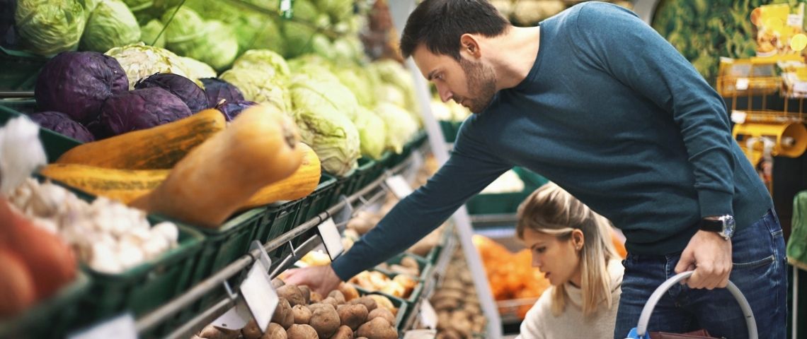 Consommation responsable : les attentes et comportements des consommateurs Un homme qui fait ses courses