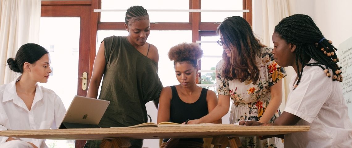 Lancement de CoopVenture , un fonds d’investissement coopératif inédit pour accompagner les sociétés innovantes du numérique Jeunes femmes en réunion de travail