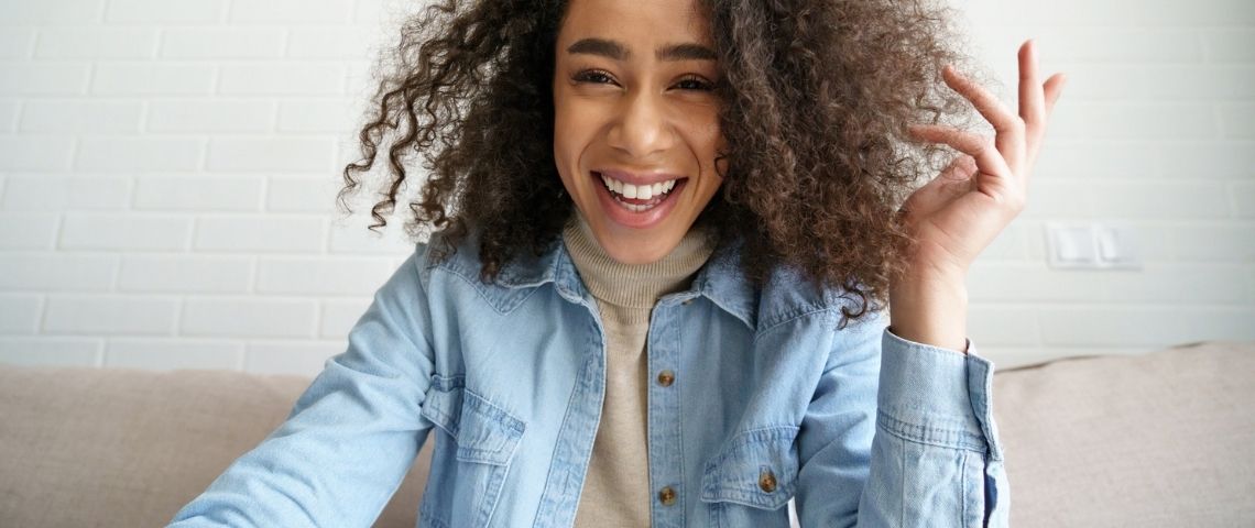 Comment mettre la vidéo au service du marketing digital ? Une femme qui se prend en vidéo