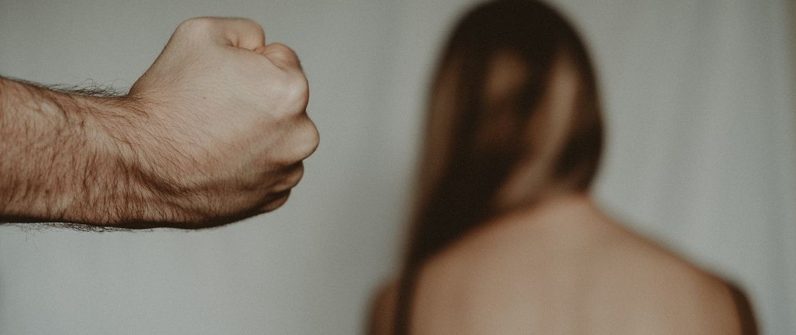 Dès le 8 mars, ebay, la place de marché donnera l’occasion au public de soutenir le Palais de la Femme afin de sensibiliser et s’engager contre les violences faites aux femmes. Femmes de dos face à un mur, avec un homme au 1er plan qui pointe son poingt vers elle