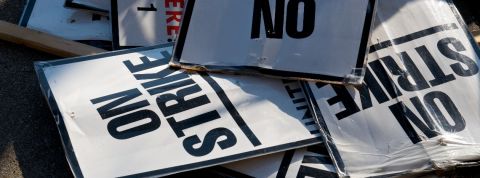 Faire la grève des données : un moyen de négocier avec les Gafam ? Des panneaux - on strike - entassés sur le bitume