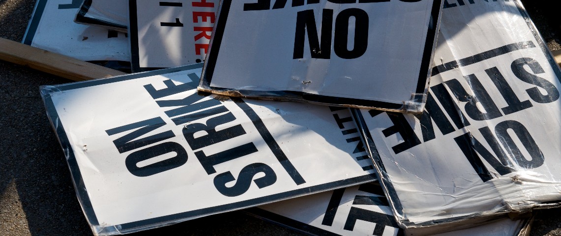 Faire la grève des données : un moyen de négocier avec les Gafam ? Des panneaux - on strike - entassés sur le bitume