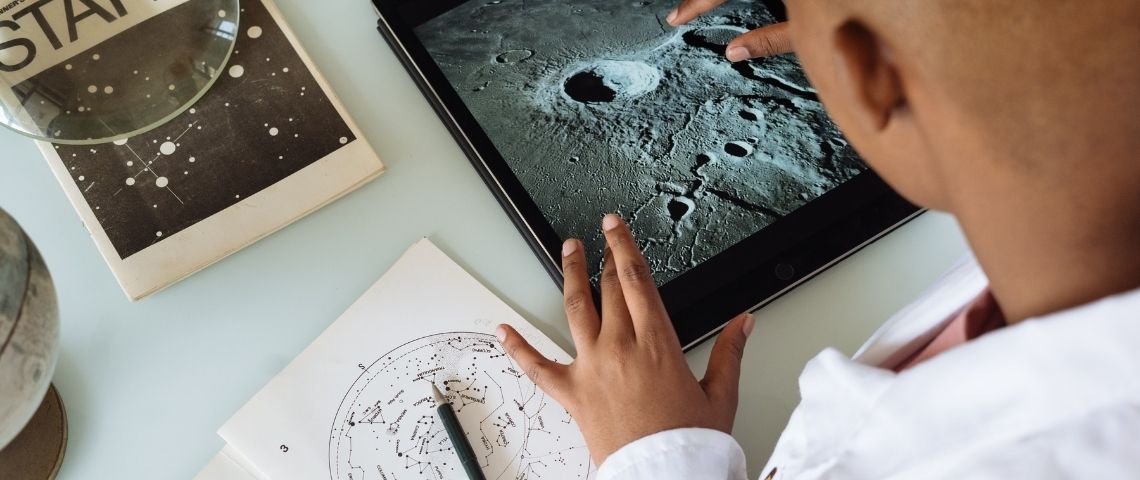 Figaro Classifieds, acteur majeur du digital en France et spécialisé dans les annonces classées sur les marchés de l’éducation, de l’emploi et de l’immobilier, s’associe à EdTech France. Garcon regardant les cratèresde la lune sur une tablette