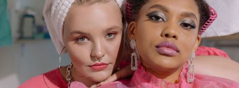 Comment rendre la mode haut-de-gamme plus inclusive ? Deux femmes habillées en rose