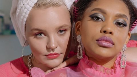 Comment rendre la mode haut-de-gamme plus inclusive ? Deux femmes habillées en rose