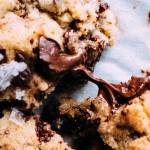 Gros plan d'un cookie au chocolat