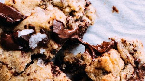 Gros plan d'un cookie au chocolat