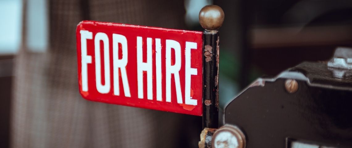 RH : état des lieux du recrutement en France un an après le début de la crise Panneau - for hire -