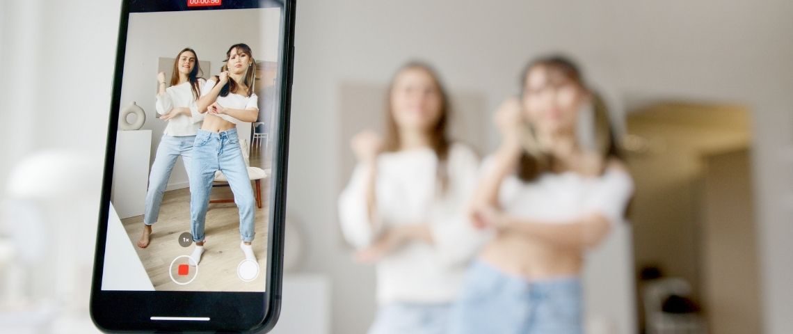 Instagram dévoile de nouvelles fonctionnalités permettant de lutter contre les interactions indésirables entre adultes et mineurs. 2 Jeunes filles se filmant en train de danser