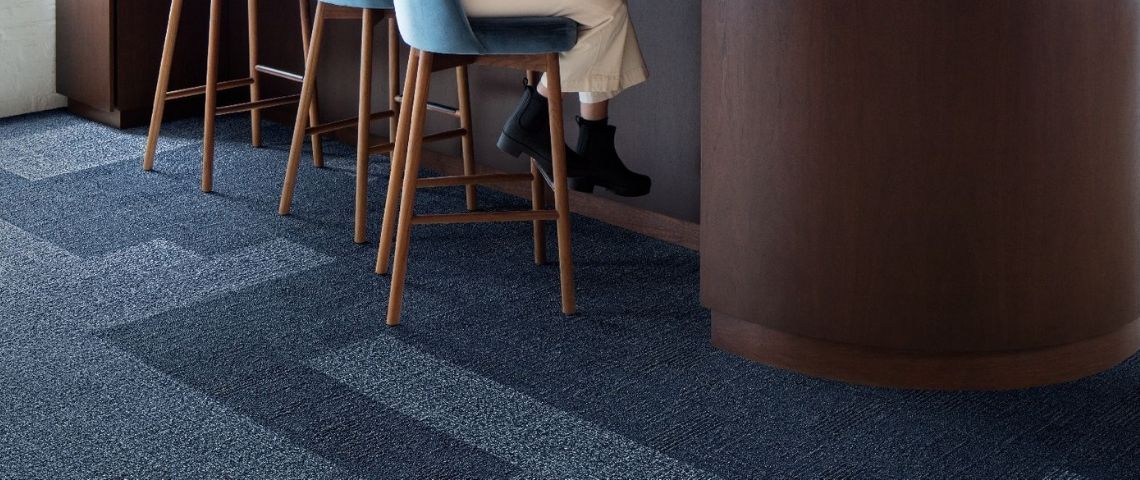 Interface lance Embodied Beauty en France, les premières dalles de moquette à bilan carbone négatif Visuel des dalles Embodied Beauty