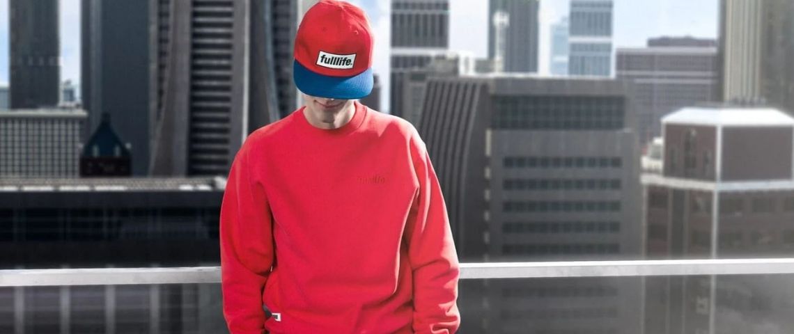 Marianne Paris accompagne Fulllife, première marque de vêtements inspirés du gaming et du e-sport, et bouscule les frontières du réel et du virtuel. Jeune homme portant un pull rouge de la marque Fulllife