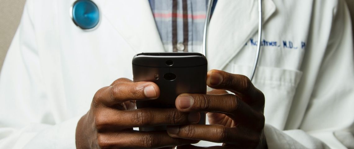 mySofie annonce une levée de fonds de 1,1M€ auprès du gestionnaire santé digital CPMS et des fondateurs du courtier digital Digital Insure. Docteur tenant un smartphone dans ses mains