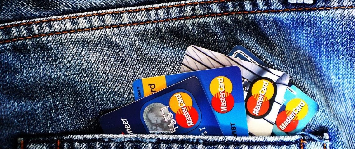 La fintech Mansa, spécialisée dans le prêt aux freelances et aux indépendants annonce une levée de 18 millions d’euros pour accélérer son développement en France et à l’international. Poche arrière d'un jean avec des cartes de crédit qui dépassent