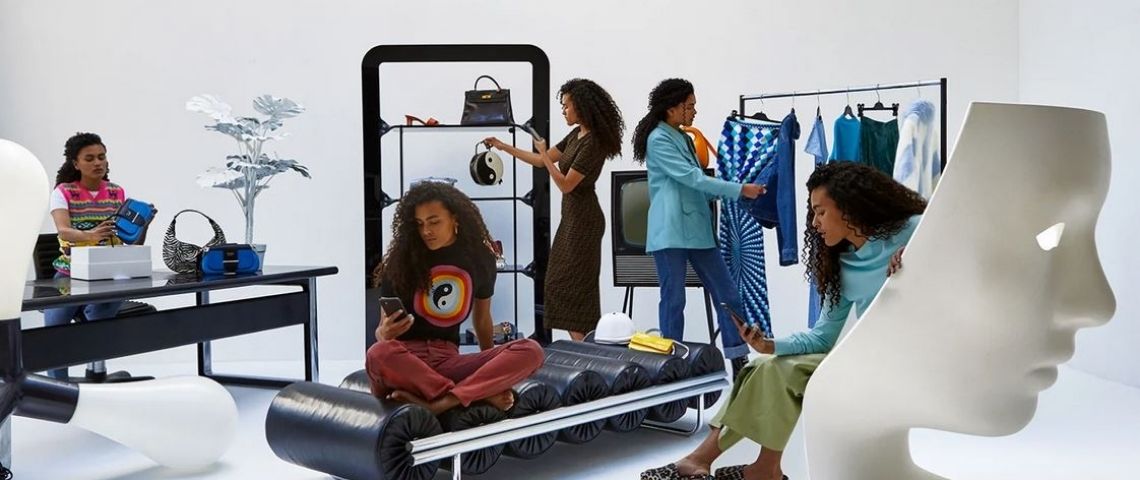 La start-up Vestiaire Collective vient d'annoncer une levée de fonds de 178 millions d'euros. Le tour de table a été mené par le groupe de luxe français Kering, qui a acquis environ 5 % du capital de la société Jeunes femmes dans un showroom