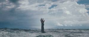 Main sortant de la mer d'une personne se noyant