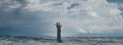 « N’en fais pas une affaire personnelle », un roman écrit par une ex- publicitaire dirigeante Paula Marchioni qui pointe une la violence des relations Agences/Annonceurs Main sortant de la mer d'une personne se noyant