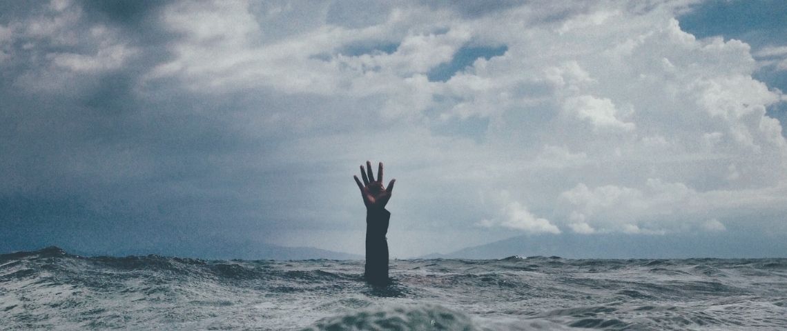« N’en fais pas une affaire personnelle », un roman écrit par une ex- publicitaire dirigeante Paula Marchioni qui pointe une la violence des relations Agences/Annonceurs Main sortant de la mer d'une personne se noyant