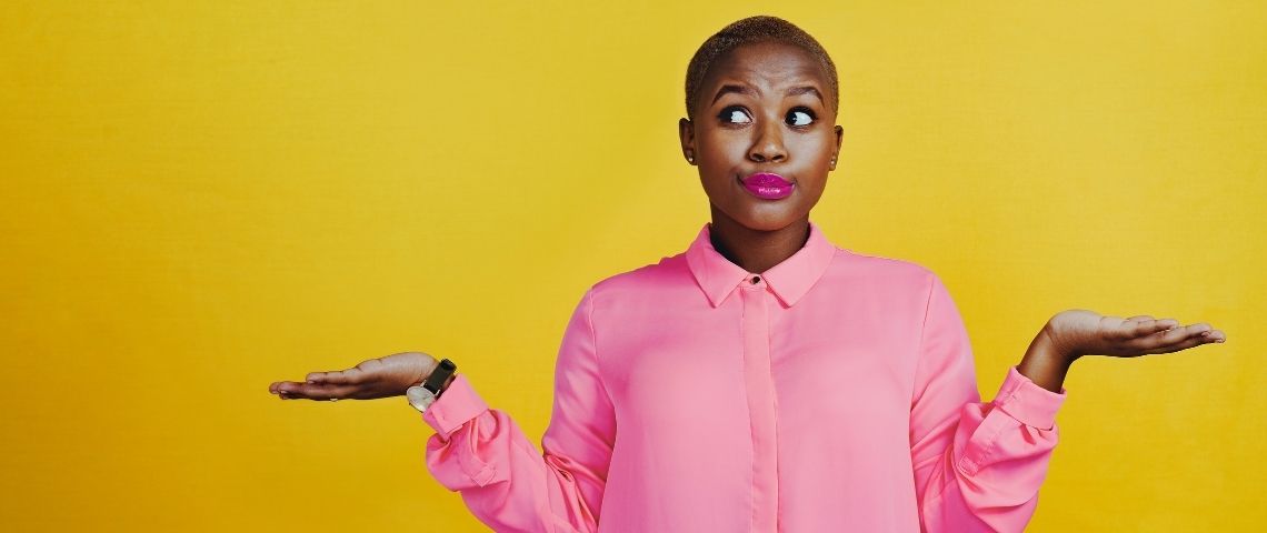 Cold calling VS cold emailing : le match des agences Une femme qui se pose des questions