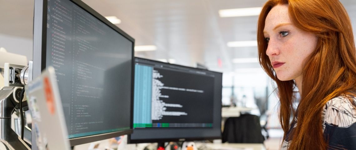 Convaincus que la diversité et l’inclusion sont essentielles au développement de l’entreprise et de ses équipes, tech en particulier ManoMano et Ada Tech School signent un partenariat pour plus de diversité dans la tech Jeune femme devant des écrans