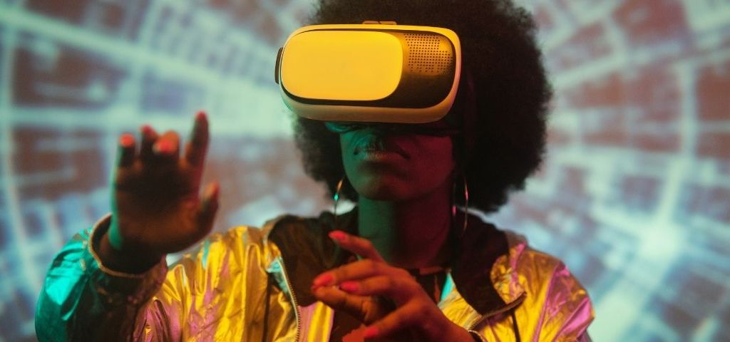 Comment fonctionne la réalité augmentée ? Une jeune femme noire portant un casque de réalité virtuelle sur un fond psychédélique