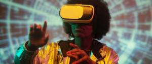 Une jeune femme noire portant un casque de réalité virtuelle sur un fond psychédélique
