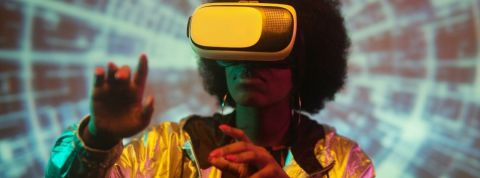 Comment fonctionne la réalité augmentée ?  Une jeune femme noire portant un casque de réalité virtuelle sur un fond psychédélique