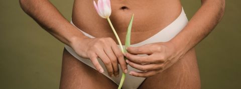 Les femmes ménopausées sont victimes de discriminations Une femme en culotte qui tient une tulipe