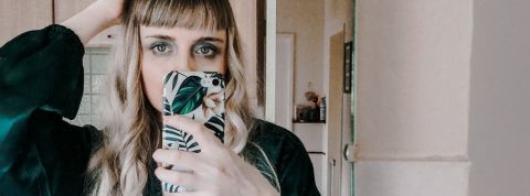 Le retour du selfie mirroir Une femme qui fait un selfie devant un mirroir