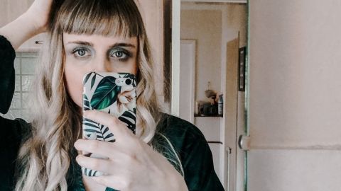 Une femme qui fait un selfie devant un mirroir