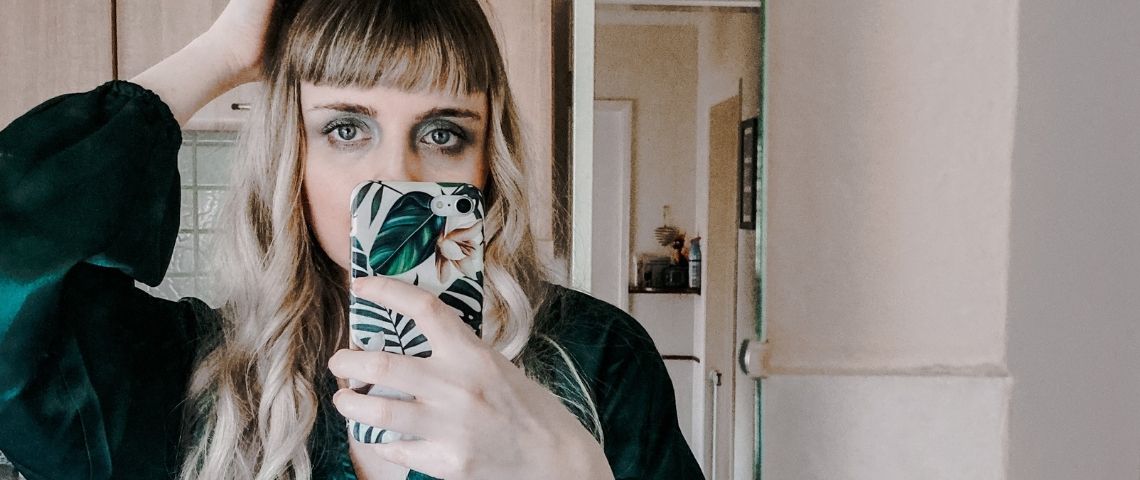 Le retour du selfie mirroir Une femme qui fait un selfie devant un mirroir