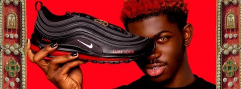Les Satan Shoes de MSCHF Lil Nas X tenant une chaussure - Satan - de MSCHF