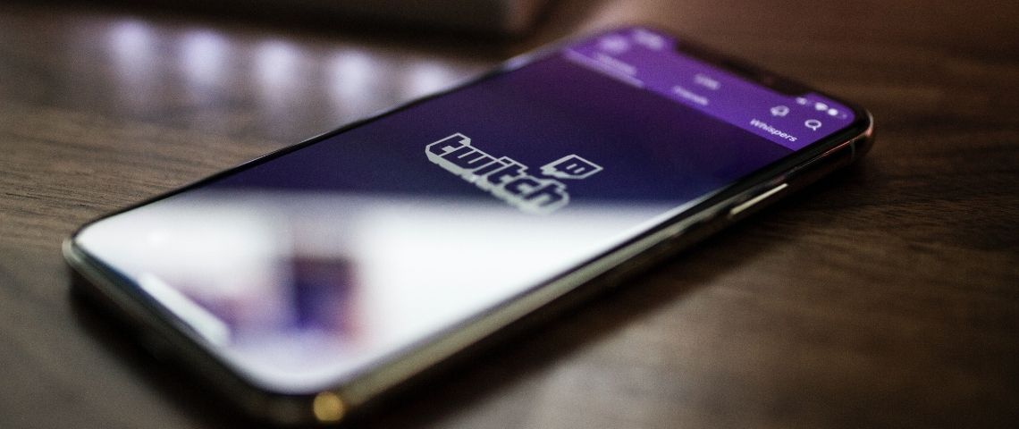Twitch renforce de nouveau son équipe de direction pour la région EMEA avec l’arrivée de Krishan Patel en tant que Director of Sales EMEA. Smartphone avec l'application Twitch
