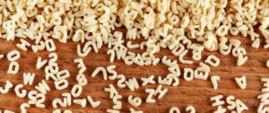 Pates Alphabet éparpillées sur une table en bois