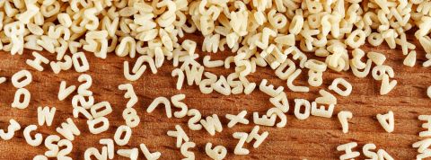 GPT-3, l'IA qui génère des textes à la chaîne, est-elle survendue ? Pates Alphabet éparpillées sur une table en bois