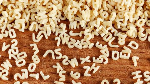 Pates Alphabet éparpillées sur une table en bois