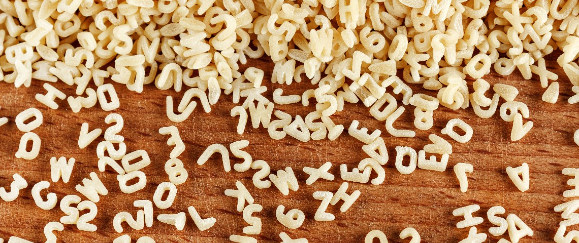 GPT-3, l'IA qui génère des textes à la chaîne, est-elle survendue ? Pates Alphabet éparpillées sur une table en bois
