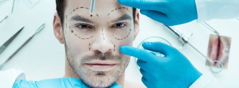 Boom de la chirurgie plastique chez les hommes Un homme qui va faire une opération de chirurgie esthétique sur le visage