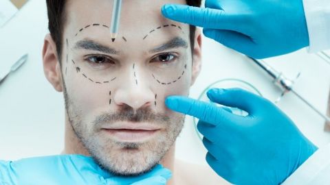 Un homme qui va faire une opération de chirurgie esthétique sur le visage