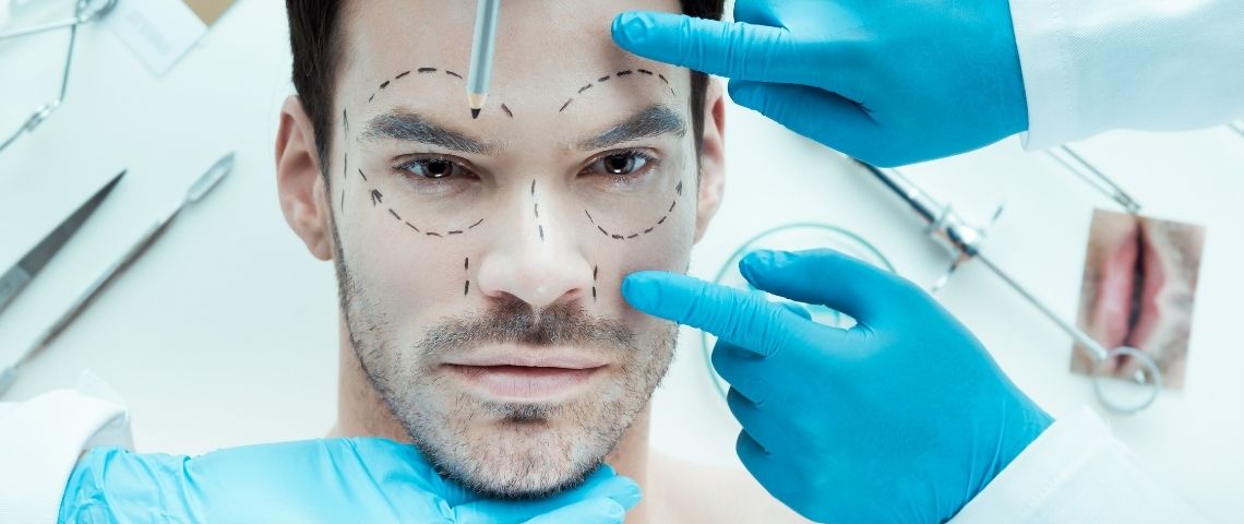 Boom de la chirurgie plastique chez les hommes Un homme qui va faire une opération de chirurgie esthétique sur le visage