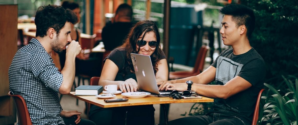 Lancement du podcast « The Nest Culture » : des sociétés inspirantes témoignent sur leur culture d’entreprise et l’évolution des modes de travail Jeunes en réunion de travail