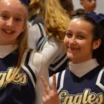 Deux jeunes filles en tenus de pompom girls