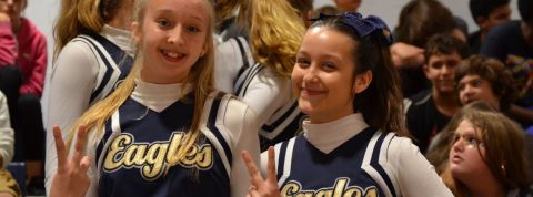 Deepfake et pom-pomp girls, le fait divers WTF Deux jeunes filles en tenus de pompom girls