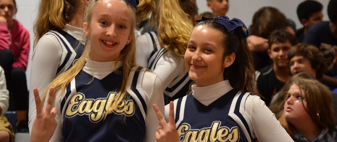 Deepfake et pom-pomp girls, le fait divers WTF Deux jeunes filles en tenus de pompom girls