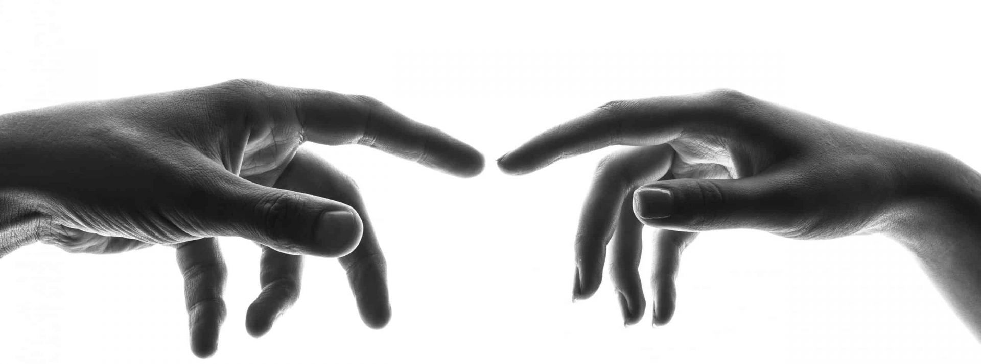 shoeib-abolhassani-ukDEbYnyDsU-unsplash - L'ADN mains d'un homme et d'une femme qui vont se toucher